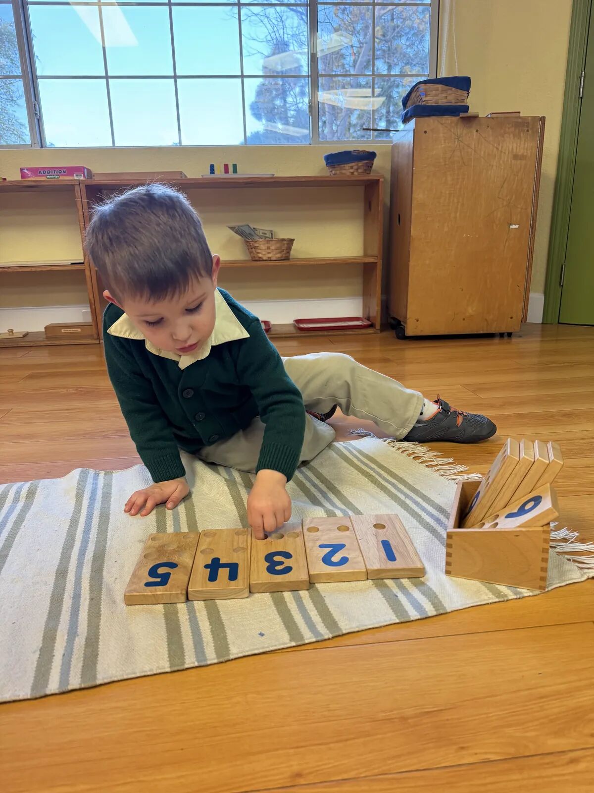 Đếm với thẻ số – Slater Montessori Academy