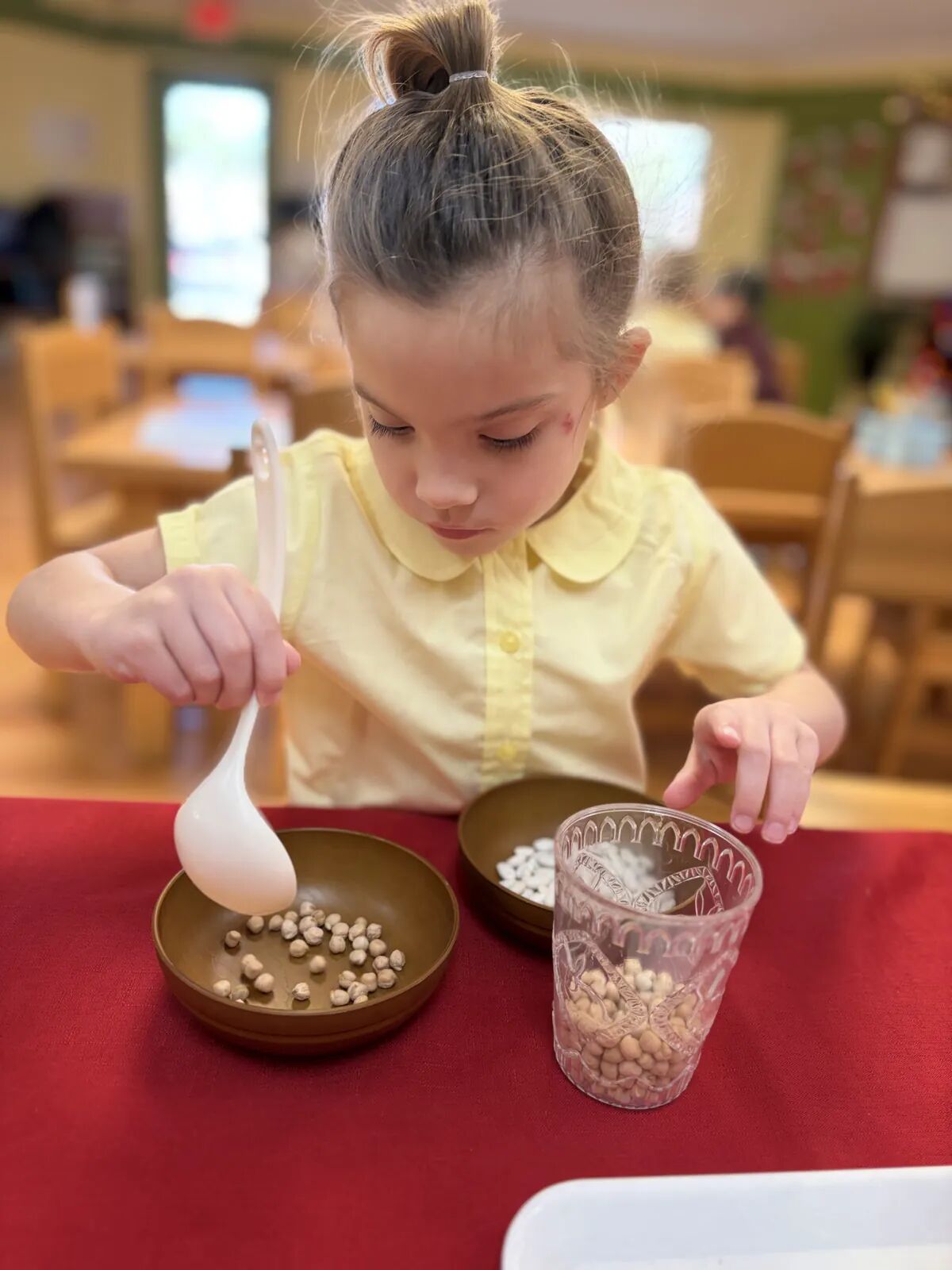 Kỹ năng sống: múc bằng thìa – Slater Montessori Academy
